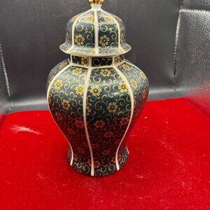 Ginger Jar and is hand crafted from high quality ceramic porcelain.